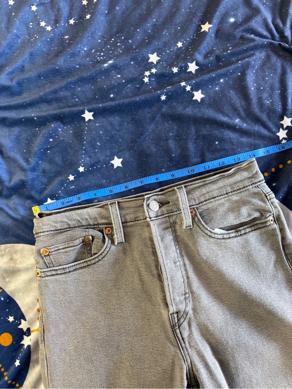 Levi's Wedgie Straight Jeans in Light Gray - Picture 4 of 10